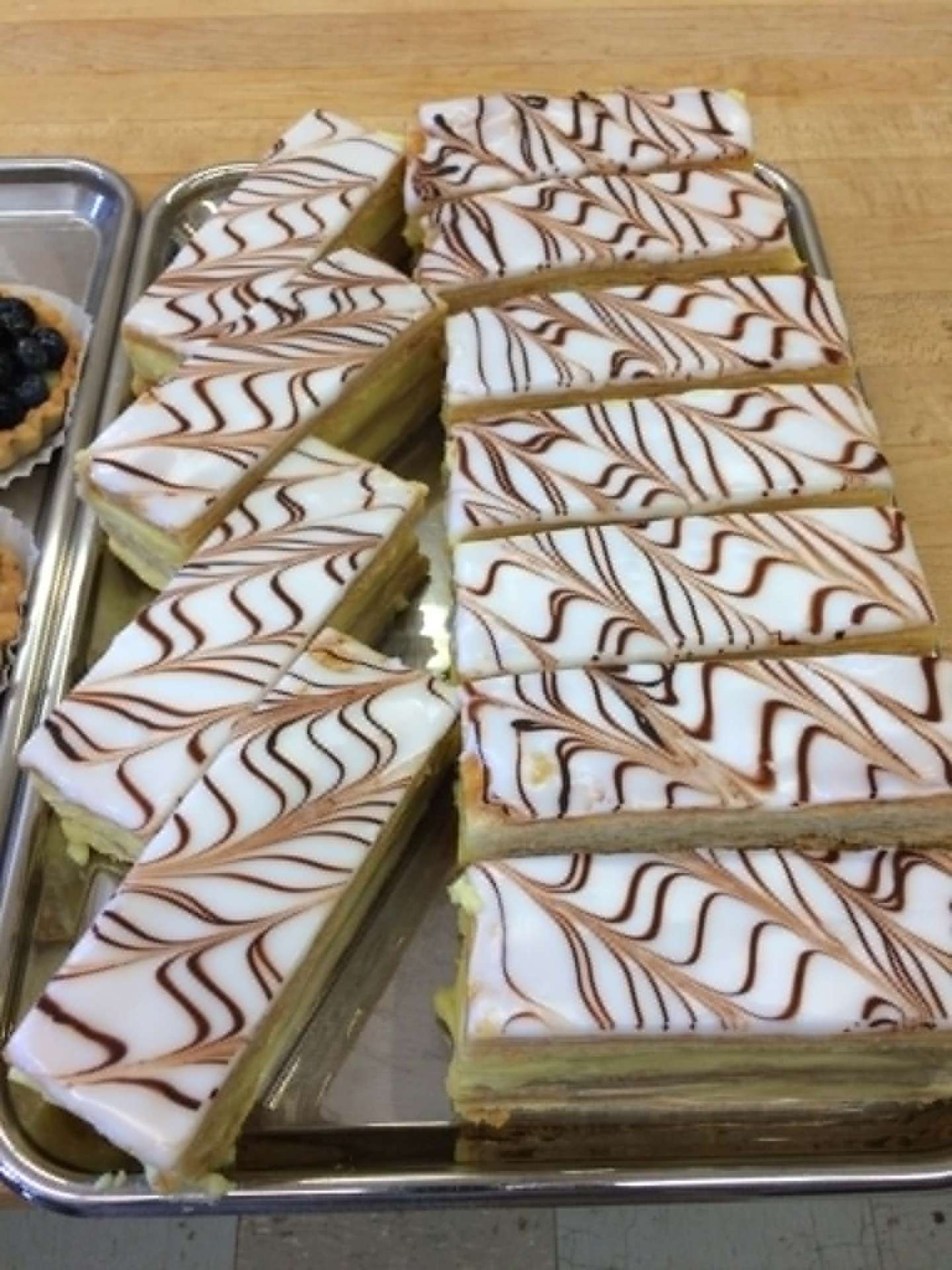 Mille-feuilles glacés au fondant marbré, montés à la crème pâtissière