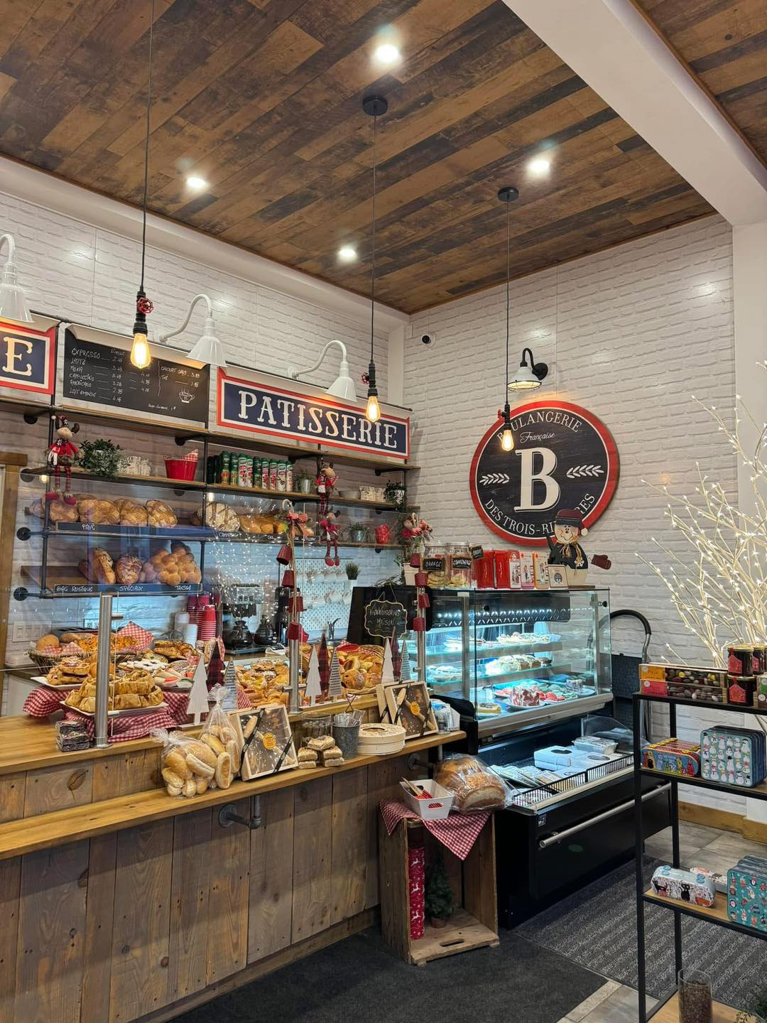 Comptoir de la boulangerie avec pains, viennoiseries et pâtisseries